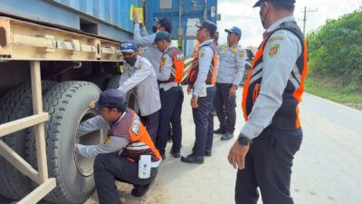 Dikeluhkan Warga Berulang Kali, Truk Kontainer yang Parkir di Bahu Jalan Kawasan Pergudangan Ditertibkan Dishub Samarinda