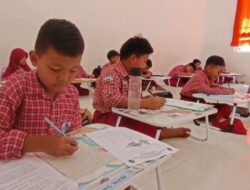 Gedung Baru Tanpa Meja Kursi, Siswa SDN 013 Sambutan Terpaksa Lesehan dan Bawa Meja Sendiri