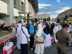 Tradisi Busana Bugis dan Banjar Warnai Kepulangan Jemaah Haji Samarinda, Simbol Syukur Setelah Menunaikan Ibadah di Tanah Suci