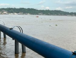 Diduga Disenggol Tongkang, Pipa Distribusi Perumda Tirta Kencana di Teras Samarinda Bergeser