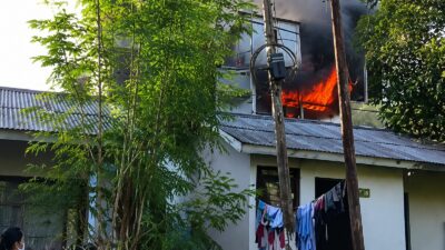 Diduga Korsleting Listrik, Rumah Dua Lantai di Jalan Pelita 7 Sambutan Samarinda Terbakar, Lima Penghuni Selamat Tanpa Luka