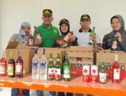Satpol PP Samarinda Sita 320 Botol Miras Campur yang Disamarkan dalam Muatan Snack di Jalan Imam Bonjol