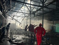 Warung Makan di Jalan Flores Samarinda Terbakar, Disdamkarmat Turunkan 4 Unit Padamkan Api dalam 45 Menit
