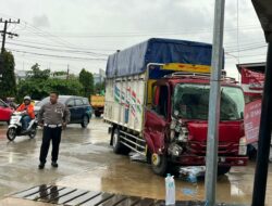 Dua Truk Terlibat Kecelakaan di Jalan AW Sjahranie Samarinda, Pengemudi Sempat Terjepit Usai Benturan Keras