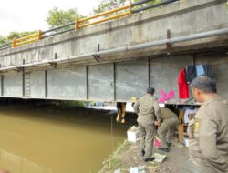 Hunian Liar di Bawah Jembatan Ruhui Rahayu Dibongkar, Satpol PP Temukan Bong Diduga untuk Narkoba