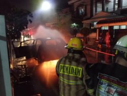 Kobaran Api Melahap Honda HR-V di Tengah Jalan, Lima Penumpang Selamat Berkat Evakuasi Cepat