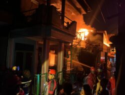 Lima Rumah di Permukiman Padat Samarinda Ludes Terbakar, Akses Sempit dan Minim Air Hambat Proses Pemadaman