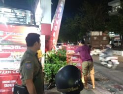 Satpol PP Tertibkan Banner yang Kuasai Trotoar di Jalan dr Sutomo, Pelaku Usaha Diingatkan Hormati Hak Pejalan Kaki
